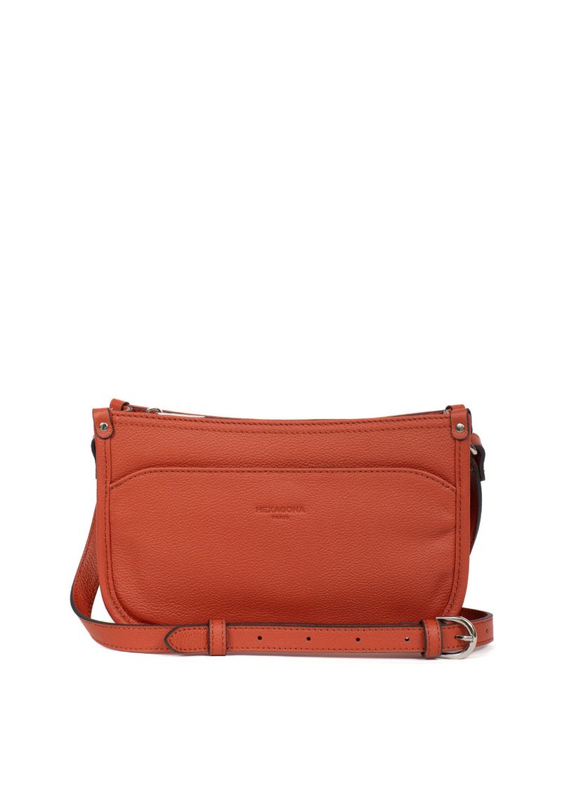 Borsa crossbody in pelle arancione con finitura texture, dotata di tasca frontale, tracolla regolabile e branding discreto. Chiusura con zip.
