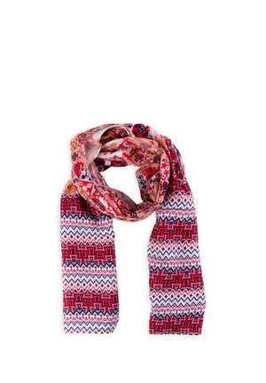 Szalik z naprzemiennymi czerwonymi, białymi i granatowymi geometrycznymi i zygzakowymi wzorami, luźno owinięty na środku, pokazany na białym tle.