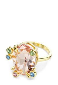Guld ring med en stor oval lyserød ædelsten, pyntet med mindre grønne, blå og lyserøde ædelsten i runde indfatninger omkring midten.