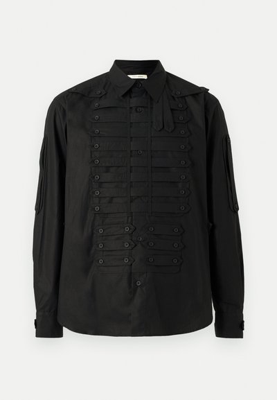 Camicia nera a maniche lunghe con bottoni, con spalline orizzontali ispirate allo stile militare su davanti e maniche, caratterizzata da un colletto appuntito.