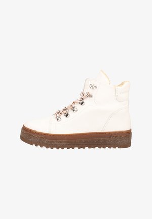 Botte montante en cuir blanc avec semelle texturée marron, œillets en métal, lacets beige et rose, et doublure en shearling visible au niveau du col.