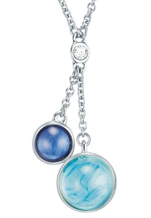 Collier chaîne en argent avec deux pendentifs ronds, l’un bleu marine et l’autre bleu clair avec un motif marbré, et une petite pierre précieuse claire au-dessus.