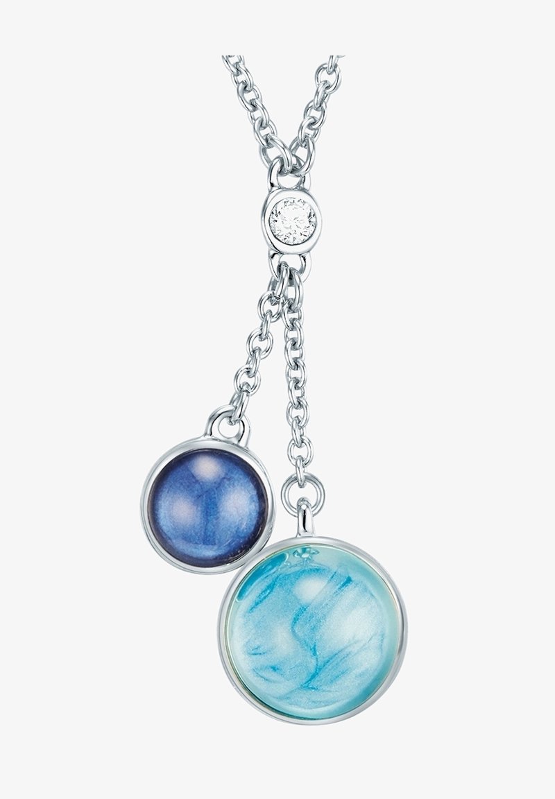 Collier chaîne en argent avec deux pendentifs ronds, l’un bleu marine et l’autre bleu clair avec un motif marbré, et une petite pierre précieuse claire au-dessus.