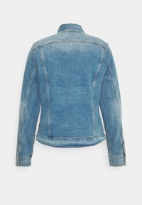 Ljusblå denimjacka med en klassisk design, som har krage, långa ärmar och sydda detaljer. Enkel, raka snitt.