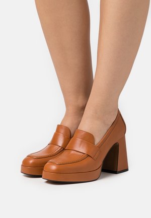 ÁNGEL ALARCÓN, Escarpins à talons hauts - cognac