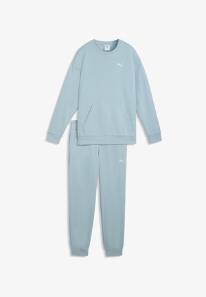 Hellblaues Baumwoll-Sweatshirt- und Hosen-Set mit einer Fronttasche, gerippten Bündchen und weißen Logoakzenten auf beiden Teilen.