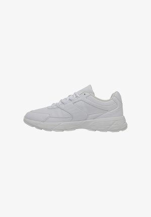Chaussure de sport blanche en cuir synthétique, dotée d'un bout arrondi, d'un col rembourré, de lacets plats et d'une semelle en caoutchouc texturée.