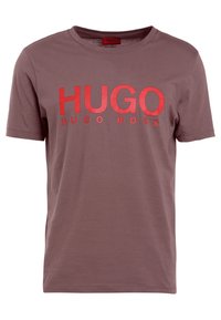Braunes Baumwoll-T-Shirt mit kurzen Ärmeln, auf der Brust mit fetten roten Buchstaben "HUGO HUGO BOSS" bedruckt, Rundhalsausschnitt.