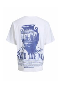 Άσπρο T-shirt με μπλε απεικόνιση αρχαίου ελληνικού αμφορέα, μεγάλο κείμενο «Άδραξε τη μέρα» και μικρότερο κείμενο με κίνητρα στην πίσω πλευρά.