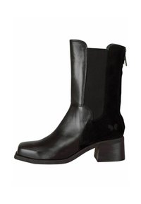 Stivaletto nero con pelle lucida e pannello in suede, munito di tacco a blocco e zip laterale per una facile vestibilità. Dettaglio a forma di farfalla sul retro.