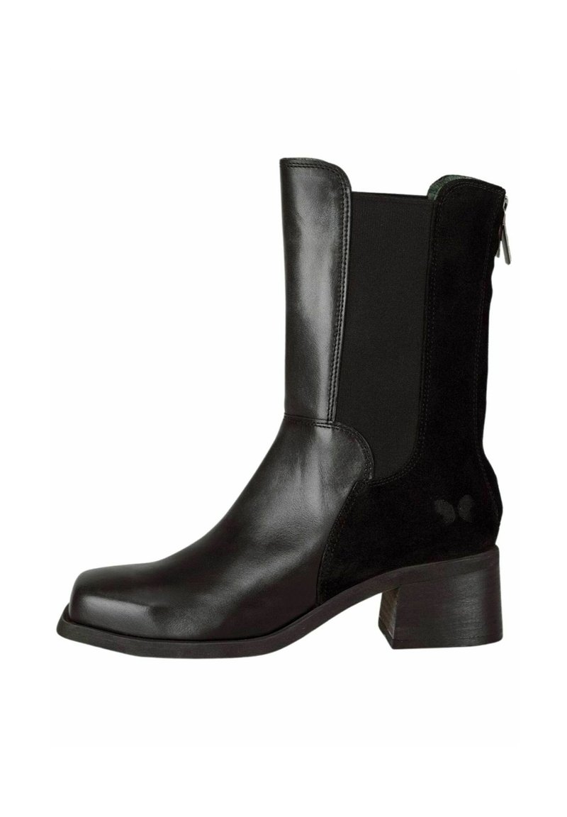 Stivaletto nero con pelle lucida e pannello in suede, munito di tacco a blocco e zip laterale per una facile vestibilità. Dettaglio a forma di farfalla sul retro.
