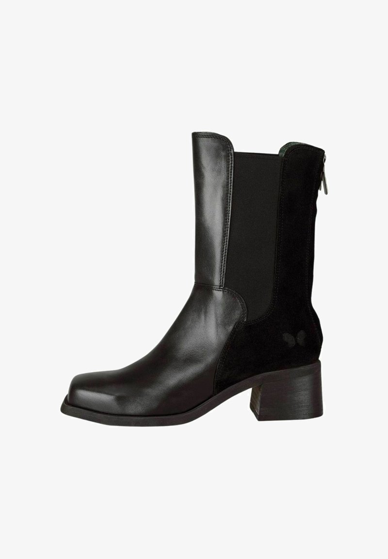 Schwarze Knöchelstiefel aus glänzendem Leder mit einem Suede-Einsatz, einem Blockabsatz und einem seitlichen Reißverschluss für einfaches Anziehen. Dezentes Schmetterlingsdetail auf der Rückseite.