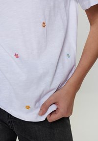 Nümph T-shirt med print - white