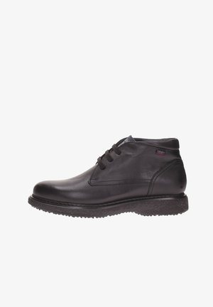 Bottes noires en cuir rembourrées avec une finition lisse, dotées de lacets et d'une semelle texturée pour une bonne adhérence. Embout arrondi et élancé, avec une accentuation minimaliste de la marque.