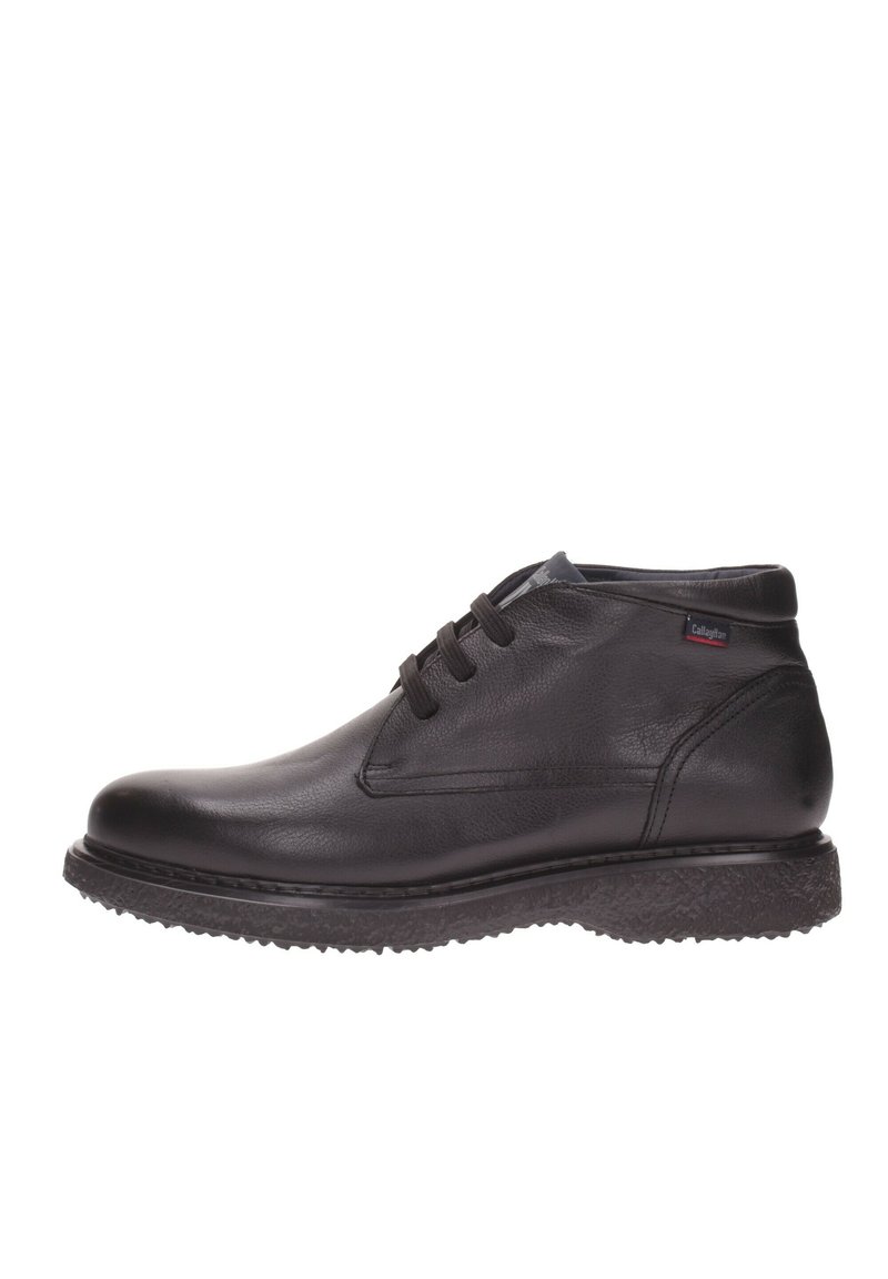 Bottes noires en cuir rembourrées avec une finition lisse, dotées de lacets et d'une semelle texturée pour une bonne adhérence. Embout arrondi et élancé, avec une accentuation minimaliste de la marque.
