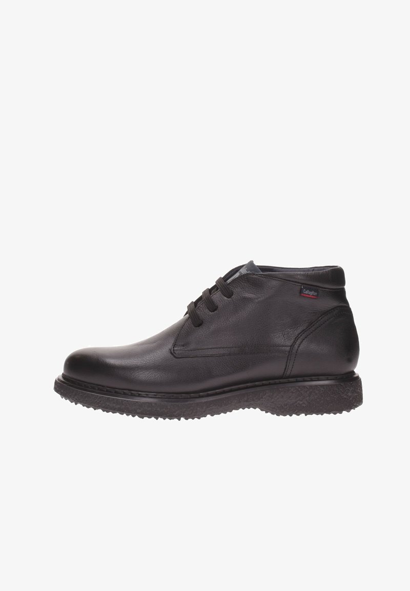Bottes noires en cuir rembourrées avec une finition lisse, dotées de lacets et d'une semelle texturée pour une bonne adhérence. Embout arrondi et élancé, avec une accentuation minimaliste de la marque.