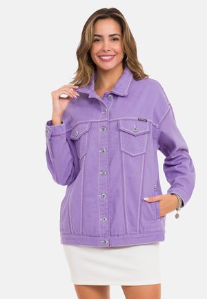 Lila Jeansjacke mit Kragen, Knopfverschluss und zwei Brusttaschen. Verfügt über kontrastierende weiße Nähte und Seitentaschen.