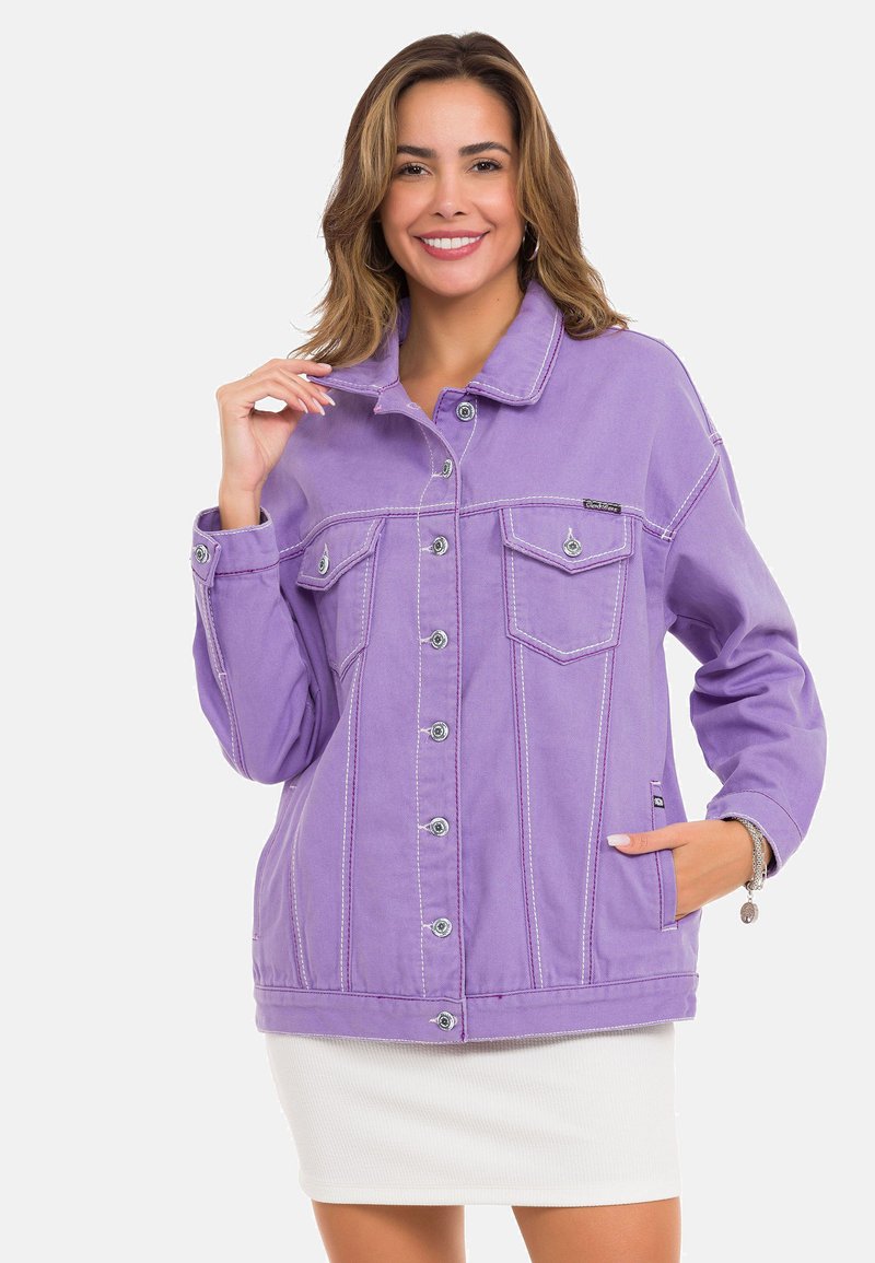 Lila Jeansjacke mit Kragen, Knopfverschluss und zwei Brusttaschen. Verfügt über kontrastierende weiße Nähte und Seitentaschen.
