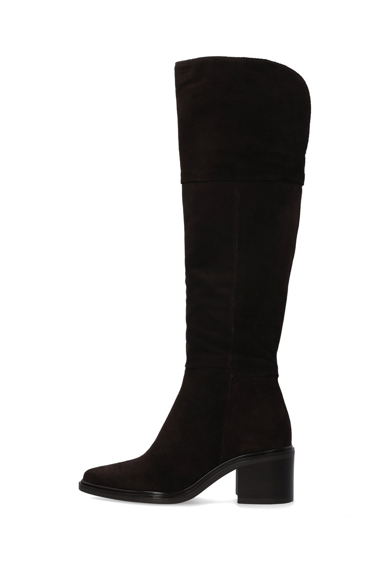 Schwarze Veloursleder-Stiefel über das Knie mit breitem Schaft, quadratischer Zehenform und Blockabsatz, die eine glatte Textur und ein minimalistisches Design aufweisen.