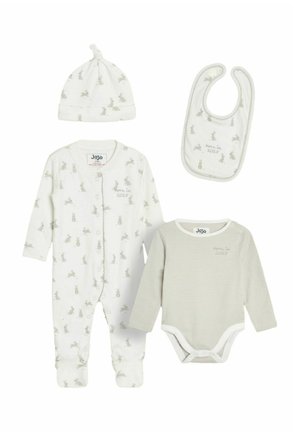 4-teiliges Baby-Outfit-Set aus weicher Baumwolle. Enthält einen weißen Jumpsuit mit grauem Hasenmotiv, einen gestreiften Body, eine Mütze und ein Lätzchen.