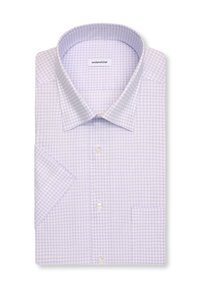 Chemise à manches courtes à carreaux violet clair avec col évasé et poche avant, soigneusement pliée sur un fond blanc.