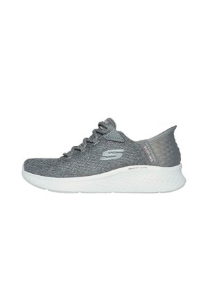 Jasnoszary lekkie buty sportowe z teksturowaną cholewką z dzianiny, wiązanym fasonem i kontrastującą białą podeszwą. Logo widoczne z boku i z tyłu.