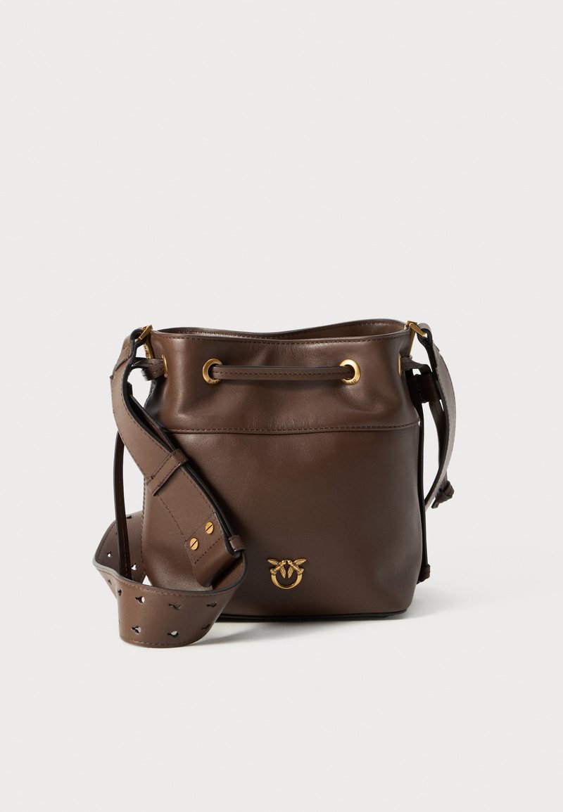 Borsa a secchiello in pelle marrone con chiusura a coulisse e hardware dorato. Presenta una tracolla regolabile e un logo impresso sul davanti.