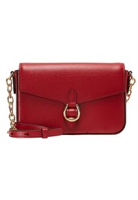 Červená kožená crossbody taška s texturovaným povrchem, disponující zavíráním na klopu a zlatými kovovými doplňky, včetně kruhového akcentu a odnímatelného popruhu.