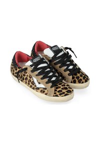 Sneaker con stampa leopardata, parte superiore in suede beige, dettagli in glitter neri, lacci neri e fodera interna rosa. Presenta un dettaglio del logo in argento.
