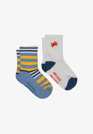 Dwie pary skarpetek do kostek: jedna z niebiesko-żółto-białymi paskami; druga biała z granatowym obcasem i palcami, z małym czerwonym logo kraba.