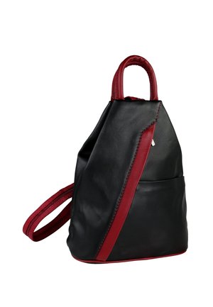 Lederrucksack mit schwarzem Hauptteil und roten Akzenten. Verfügt über einen runden Griff, einen verstellbaren Schulterriemen und eine Reißverschlusstasche.