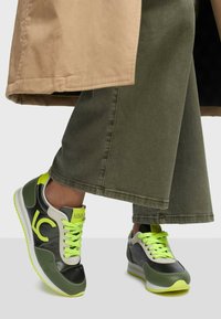 LOLA CASADEMUNT Zapatillas khaki/verde oliva