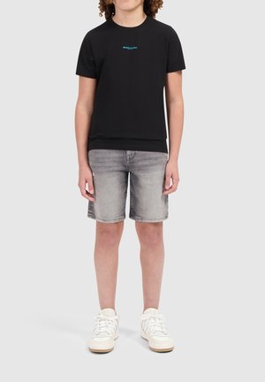 Zwart T-shirt met turquoise "BALLIN" logo, gecombineerd met grijze spijkerbroekshorts en witte sneakers. Soepele stof, casual pasvorm, korte mouwen.