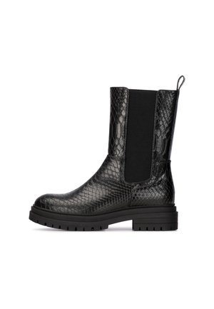Bottines noires en matériau brillant à motif serpent, dotées de panneaux latéraux élastiques et d'une semelle en caoutchouc épaisse et texturée.