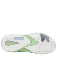 Suola di sneaker bianca con accento verde, presentante un motivo a zigzag e un logo "K-Swiss" blu chiaro. Dettagli in gomma trasparente presenti.
