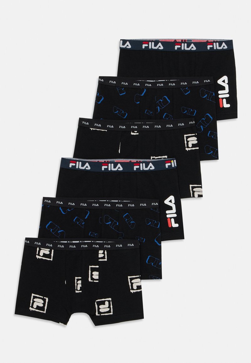 Six paires de boxers noirs présentant différents motifs, y compris des logos Fila, des designs géométriques et des couleurs unies avec des ceintures contrastantes.