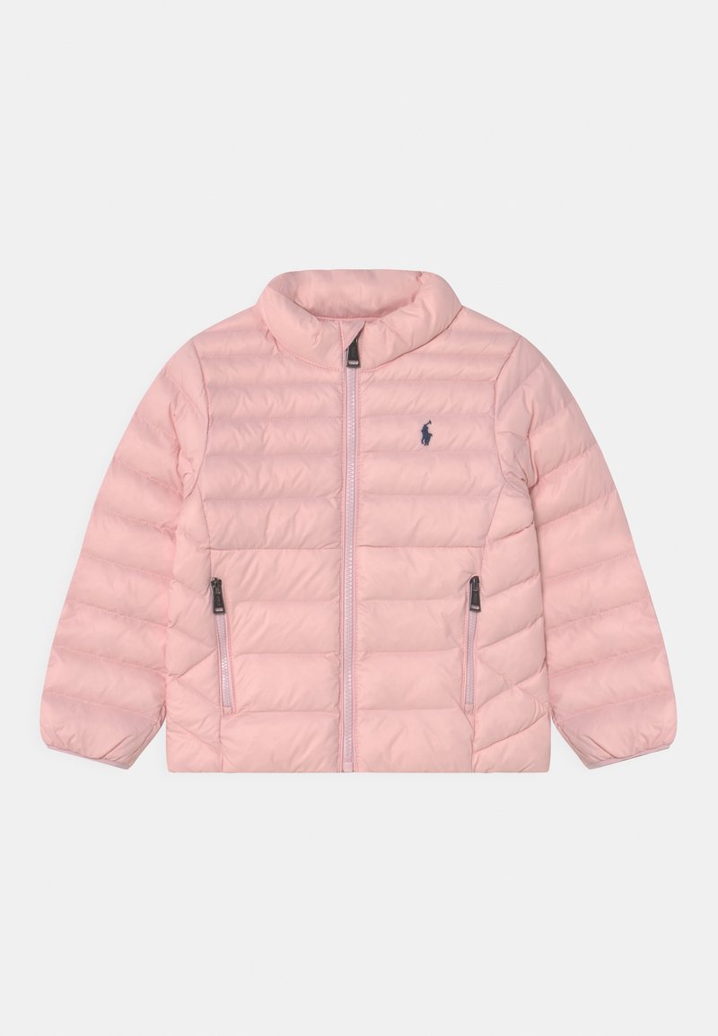 Ljusrosa pufferjacka med ståkrage, dragkedja framtill och sidofickor; har en kviltad textur och mörk logotypdetalj.