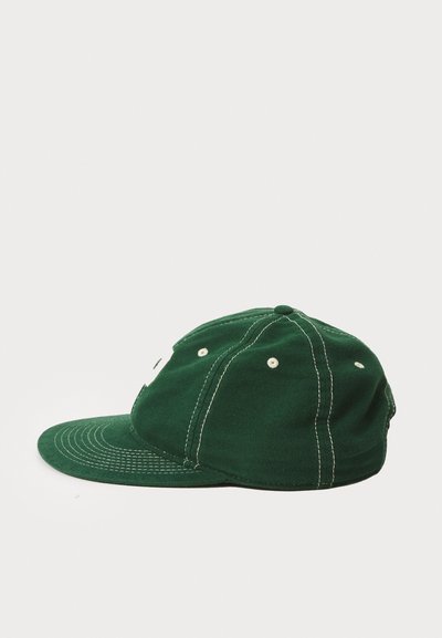 Boné de beisebol verde de algodão com aba plana, estrutura de seis painéis, costura branca e buracos de ventilação nas laterais.