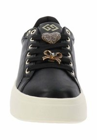 Baskets en cuir noir avec semelle en caoutchouc blanche, ornées d'accents décoratifs en forme de cœur et de nœud en or sur les lacets.