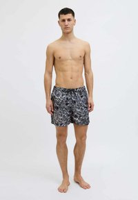 Costume da bagno in un motivo acquatico nero e grigio. Realizzati in tessuto leggero, presentano un elastico in vita con cordino e tasche laterali.