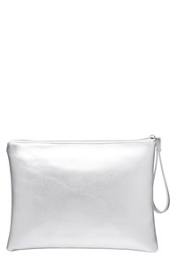 Sølvfarvet clutch i læder med en glat tekstur, rektangulært form, lynlås øverst og en rem til håndleddet på den ene side.