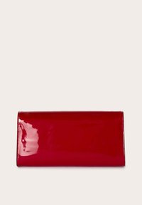 Billetera de cuero sintético rojo brillante, forma rectangular, textura suave, cuenta con un cierre de cremallera a lo largo de un borde, diseño minimalista.