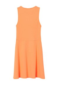 Ärmelloses, oranges Kleid aus weichem Stoff; taillierter Oberteil mit einem weit ausgestellten Rock, glatte Textur und keine sichtbaren Muster oder Verzierungen.