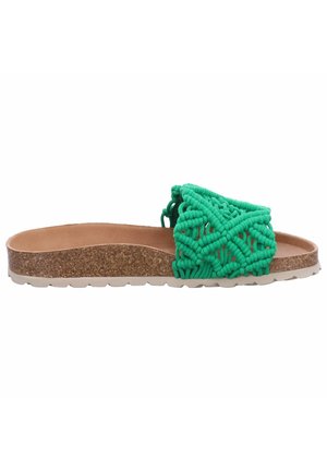 Sandalia de slid verde tejida con suela de corcho, que presenta un diseño de tira texturizada y una plantilla de color marrón claro. La altura del tacón es mínima.