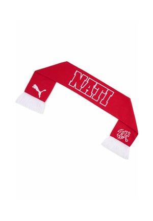 Czerwony sportowy szalik z białymi frędzlami, tekst "NATI" pogrubionymi białymi literami, logo Puma na jednym końcu oraz biały emblemat na drugim końcu.