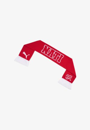 Roter Sportschal mit weißen Fransen, "NATI" Text in fetten weißen Buchstaben, Puma-Logo an einem Ende und ein weißes Emblem am anderen Ende.