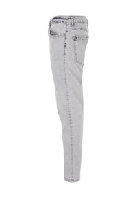 Hallid hall denim teksad, millel on kitsas lõige, keskmise kõrgusega talje, klassikaline viie tasku disain ja kulunud välimus. Pole nähtavaid logosid ega kaunistusi.