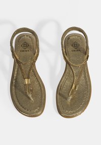 Sandalen in Goldton mit geflochtenen Riemen, strukturiertem Fußbett und goldfarbenen Hardware-Akzenten. Verfügt über einen Zehensteg-Stil und eine flexible Sohle.