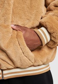 Karl Kani METAL SIGNATURE OS FUR FULL ZIP - Fleecejacka - sand