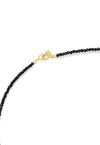 Collana con perle nere a faccette e chiusura in metallo dorato. Il design presenta perle equidistanti e un aspetto minimalista e elegante.
